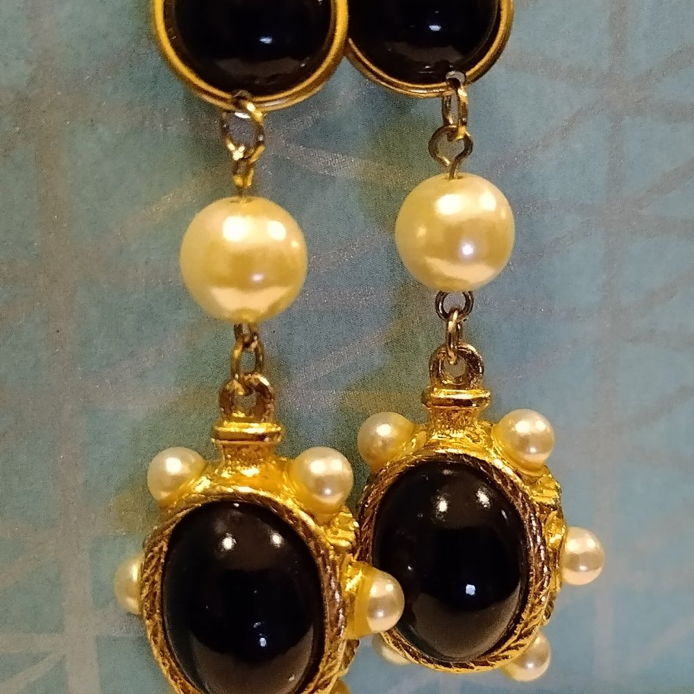 Vtg.  1980's Gold Tone Faux Black and White Pearl Drop Clip Earrings